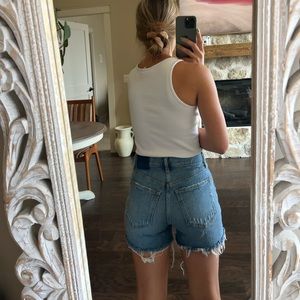 High Rise 4” Mom Short Abercrombie Distressed Denim